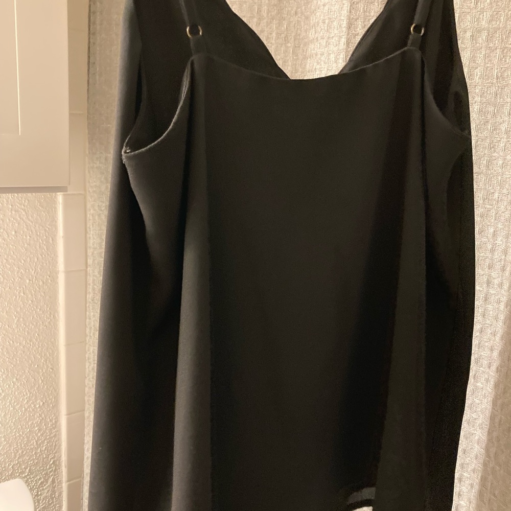 Socialite black scalloped v neck camisole - Picture 7 of 8